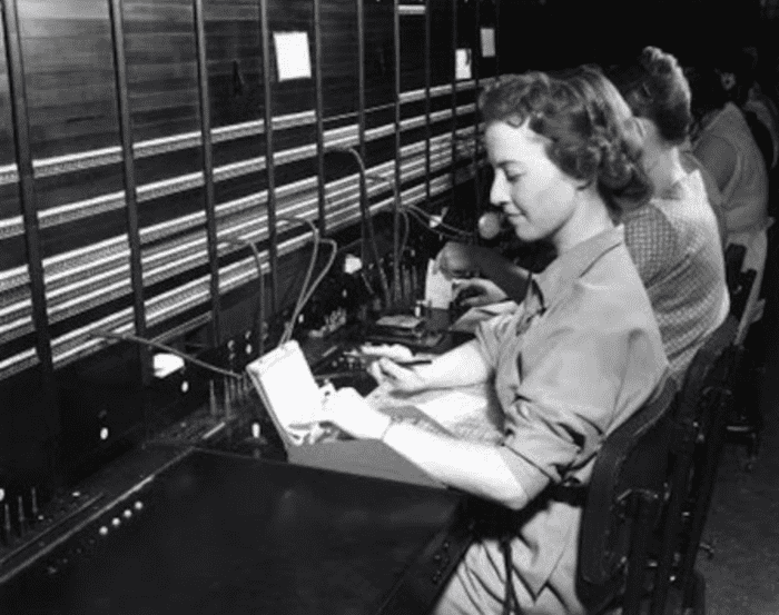 Durante la primera mitad del siglo XX, un batallón de mujeres se encargaba de “conectar” a las personas a través de los conmutadores mecánicos