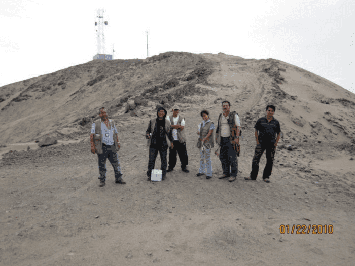 Subiendo a pie un cerro cubierto de arena con el objetivo de mejorar los servicios de telecomunicaciones en Chimbote